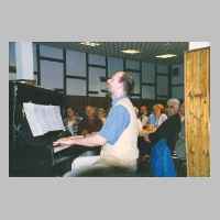 59-05-1050 Kirchspieltreffen Gross Schirrau 2000 in Neetze - Der Dirigent am Klavier bei einer froehlichen Einlage.jpg
